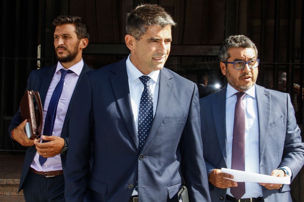 Raúl Sendic junto a los abogados Ignacio Durán (izquierda) y Gumer Pérez (derecha)