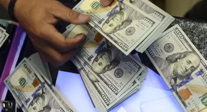 Dólar cae y el BCU interviene para mantener piso de $ 28