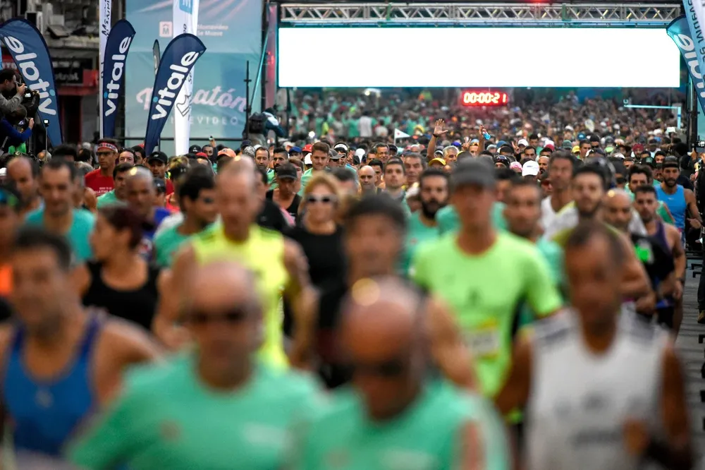La largada con miles de corredores a las 07:00