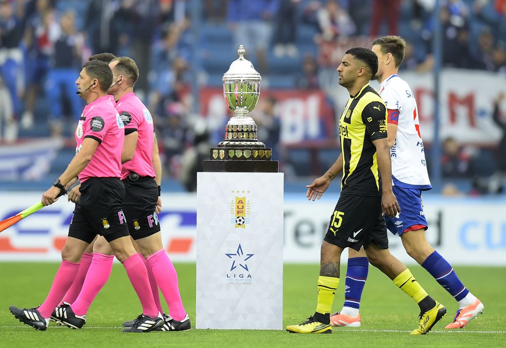 Nacional vs Peñarol segunda final de la Liga AUF Uruguaya en el Gran Parque Central trofeo copa Maxi Olivera y Coates
