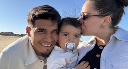 Matías Arezo junto a su esposa y su pequeño hijo