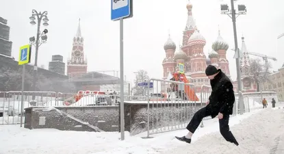 la nevada del siglo sepulta moscu bajo medio metro de nieve