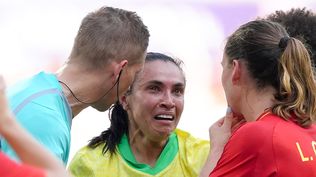 La tremenda plancha y el llanto de Marta, la estrella futbolística de Brasil, durante el partido contra España por los Juegos Olímpicos