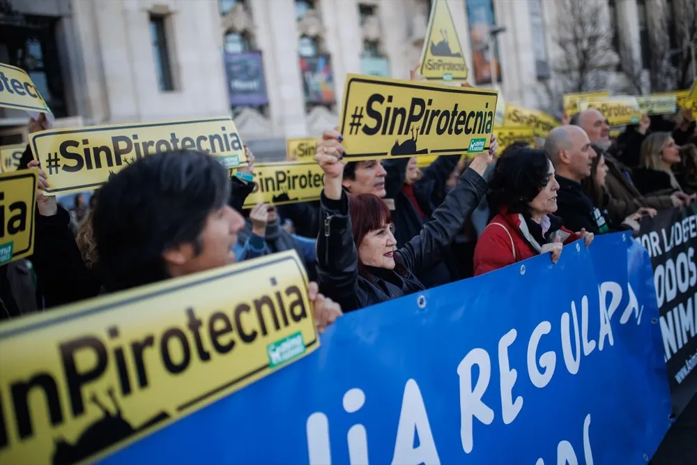 Varias personas protestan con carteles durante una manifestación contra el uso de la pirotecnia, en la Plaza de Cibeles, a 17 de febrero de 2024, en Madrid (España).