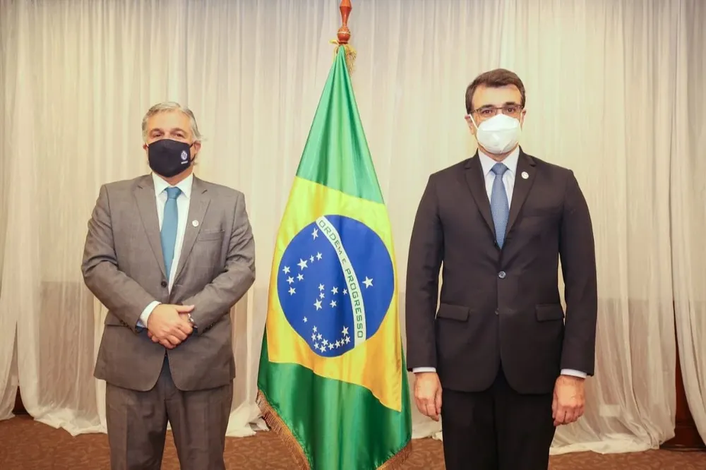 Bustiilo junto a su par brasileño en Ecuador