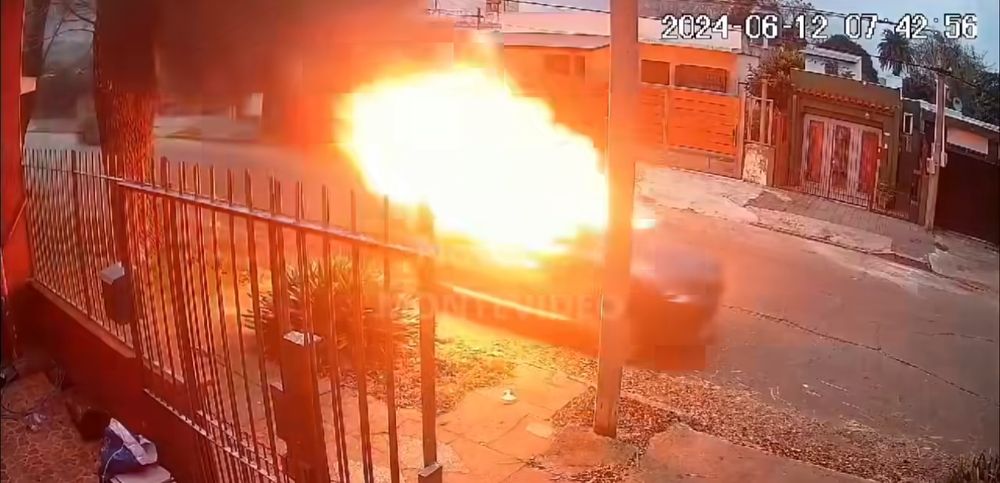 Imagen de una cámara de seguridad que filmó al auto incendiado