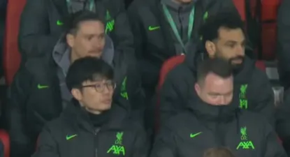 Darwin Núñez vio el partido al lado de Mohamed Salah y a partir de allí, ingresó a festejar a la cancha tras el gol de Liverpool a Chelsea que les dio el título de la Copa de la Liga Inglesa