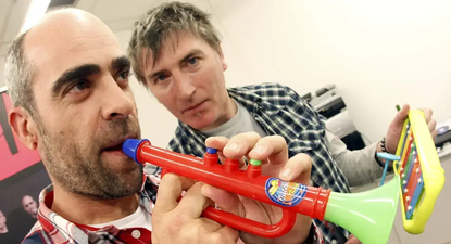 Luis Tosar y Piti Sanz, en el lanzamiento del primer trabajo del grupo de rock Di Elas. EFE