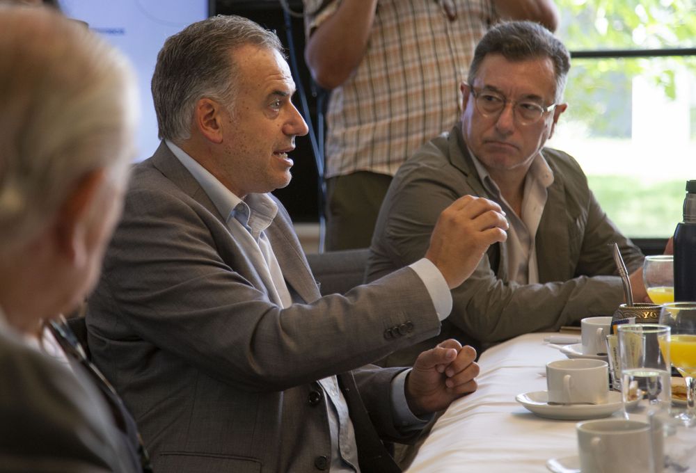 Yamandú Orsi durante la reunión en el Cefir, junto a su asesor Álvaro Padrón