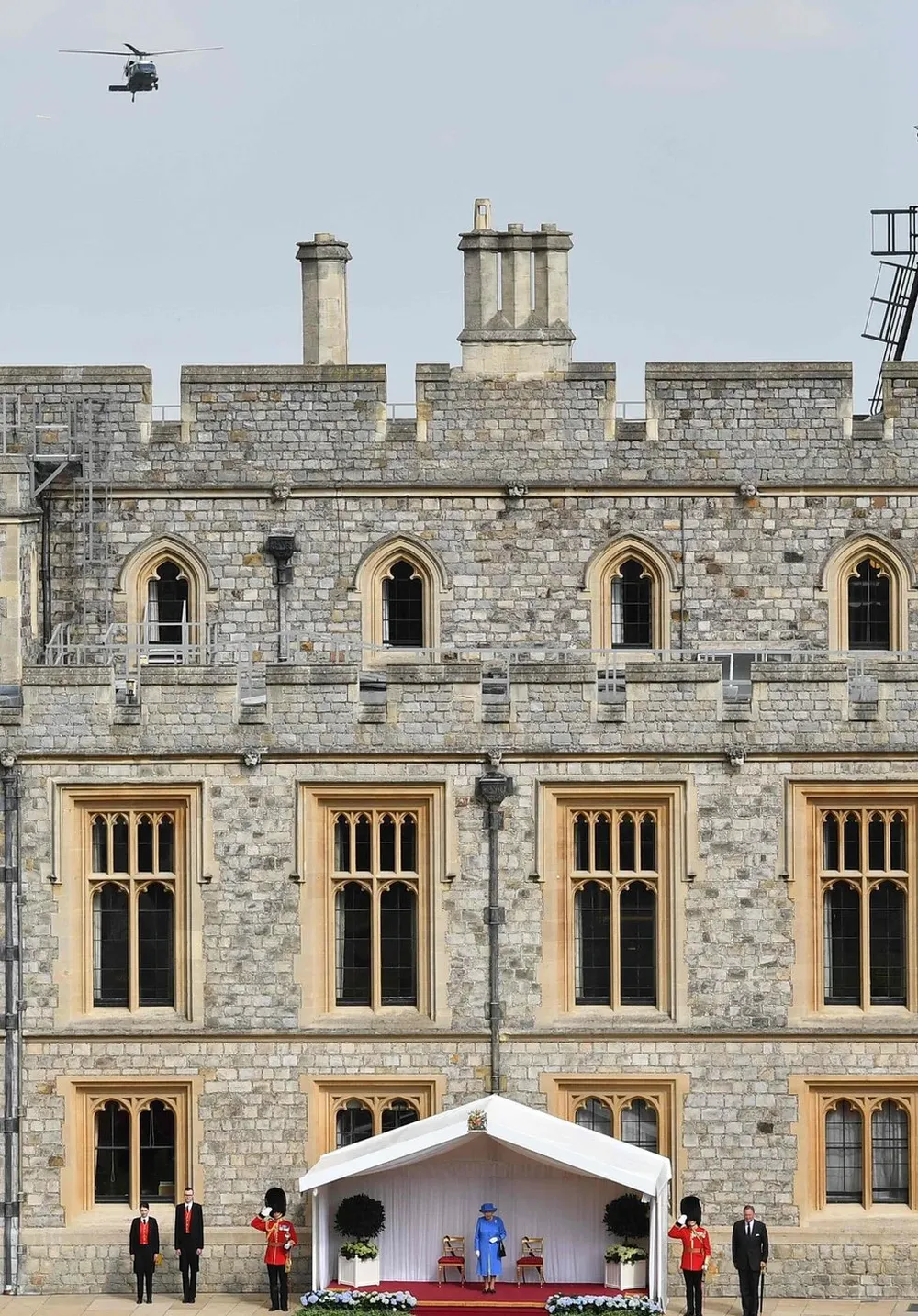 La monarca recibió a los estadounidenses en uno de los jardines del Castillo de Windsor.