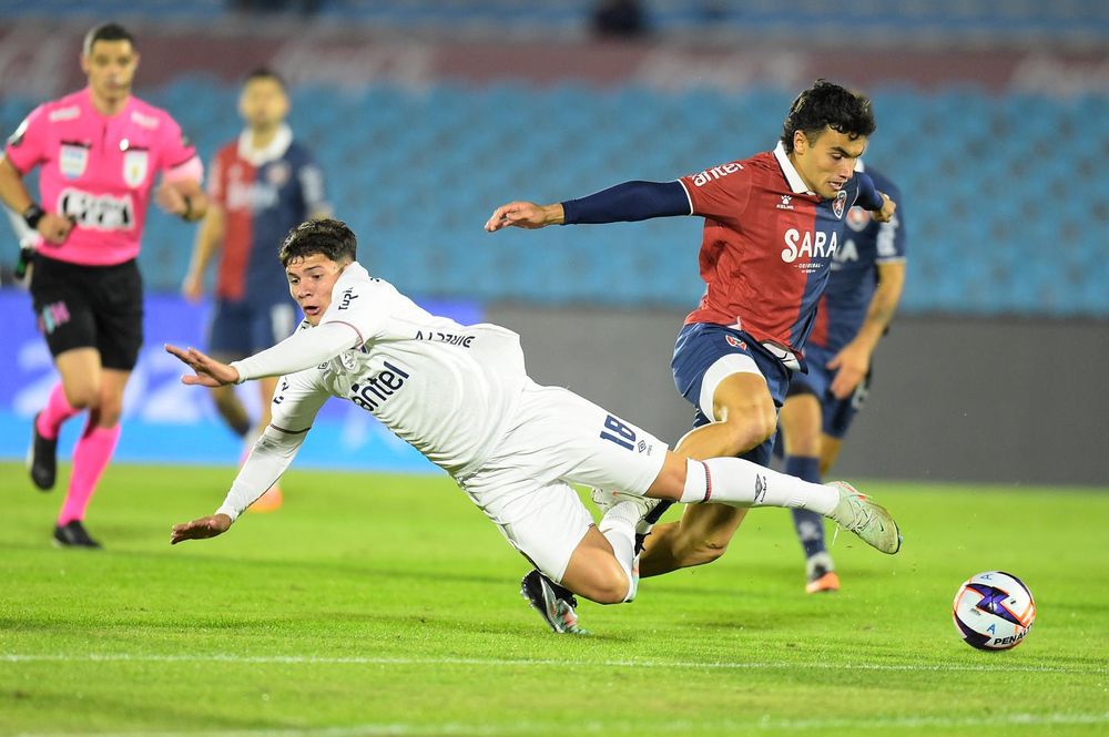 Pavel Núñez y Francisco Couture en el último partido entre Albion y Nacional