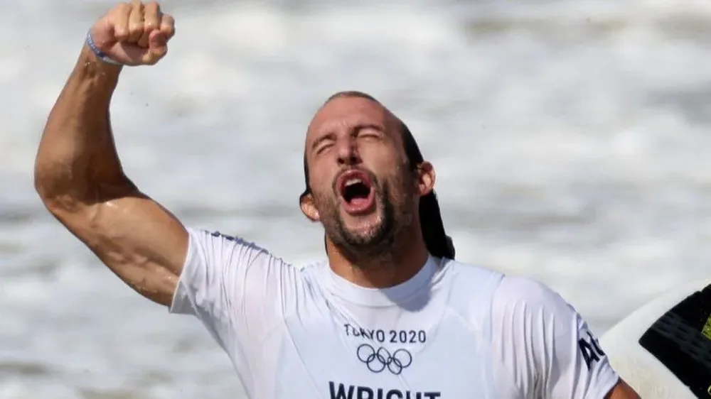 Wright tuvo que volver a aprender a caminar y surfear.