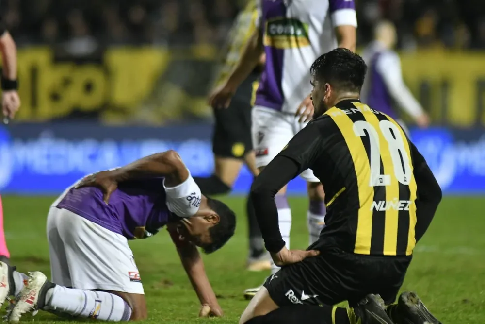Lucas Viatri de Peñarol ante Fénix