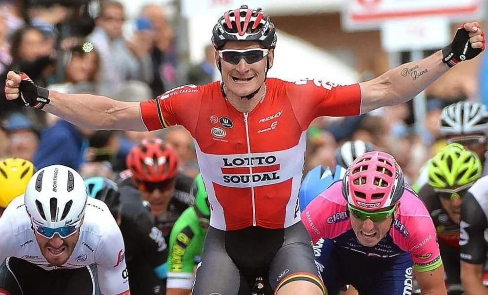 Ciclista alemán cruza la línea de meta como vencedor de la séptima etapa del Giro de Italia.