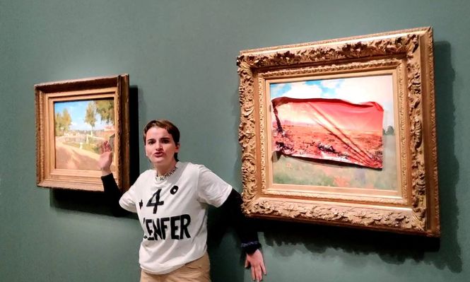 La activista y la obra intervenida de Claude Monet