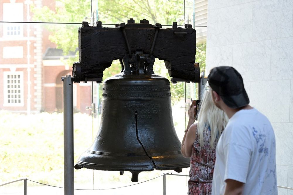 La gente visita la Campana de la Libertad en vísperas del Día de la Independencia en Filadelfia, Pensilvania, el 3 de julio de 2025.