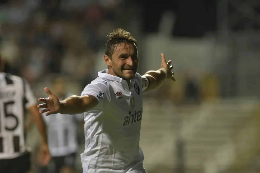 Bergessio celebra el gol al minuto de juego