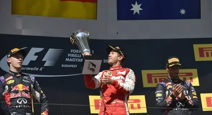 Sebastian Vettel en lo más alto del podio de Hungría
