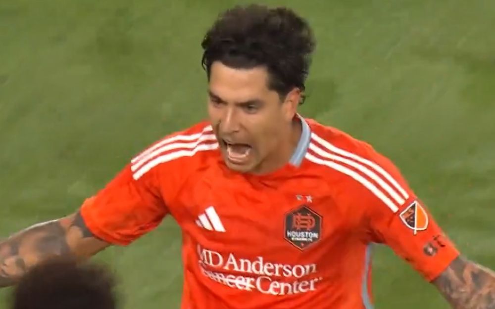 Franco Escobar festeja un gol para Houson Dynamo de la MLS