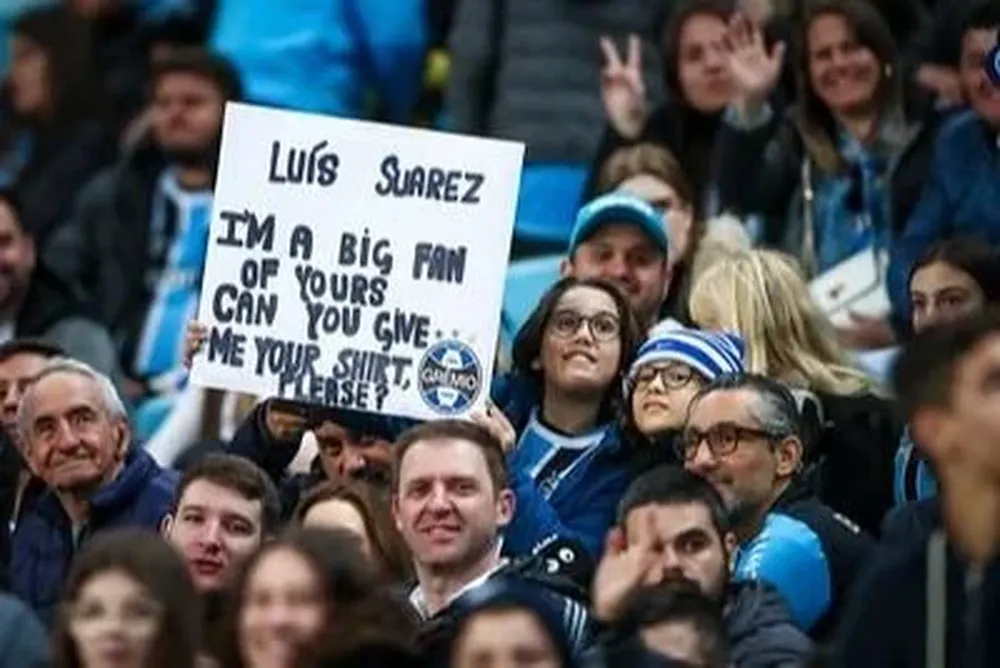 Luis Suarez soy un gran admirador tuyo ¿puedes darme tu camiseta, por favor?, dice el mensaje
