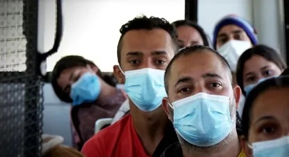 Los migrantes son liberados bajo la condición de que asistan a sus citas en la corte para defender sus casos de asilo.