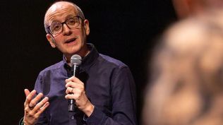 Jack Thorne, guionista de la serie "Adolescencia", cree que hay que seguir los pasos de Australia, donde han prohibido a los niños usar las redes sociales.