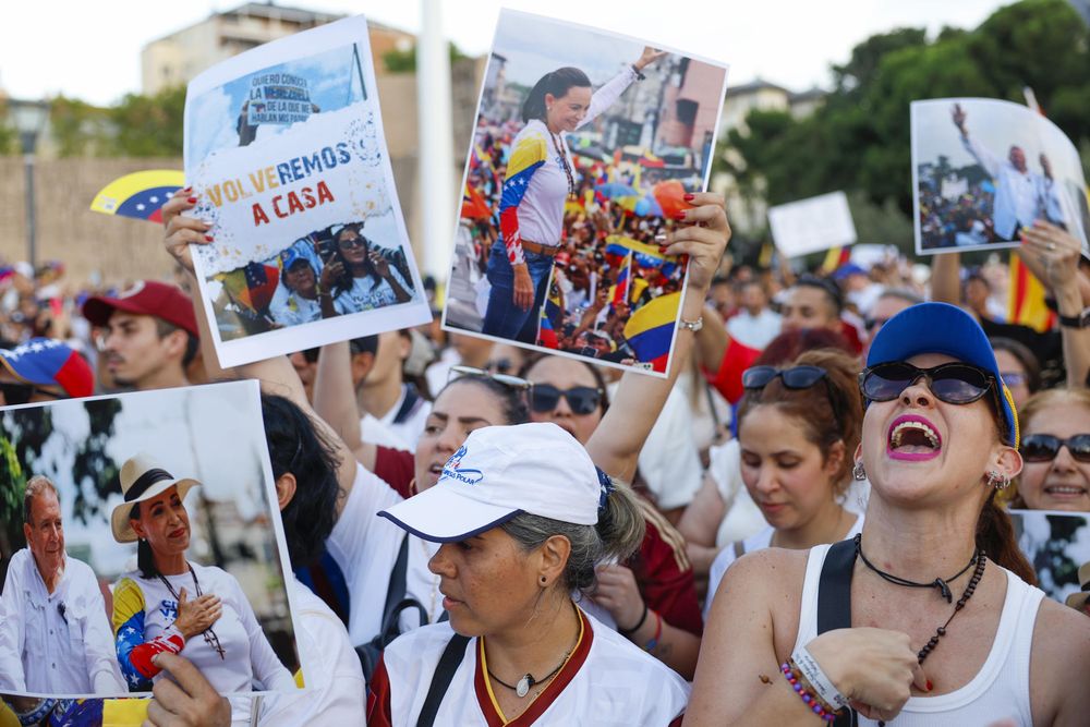 Miles de personas en la Plaza de Colón, en Madrid, reclaman libertad para Venezuela