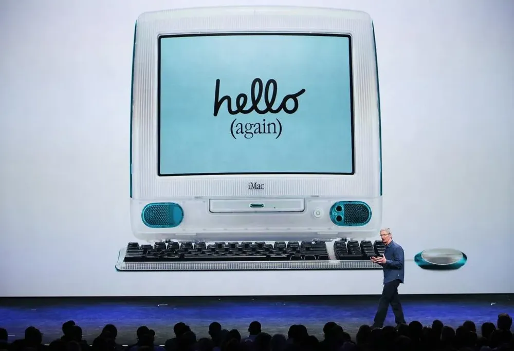 Tim Cook rindiendo homenaje a Steve Jobs