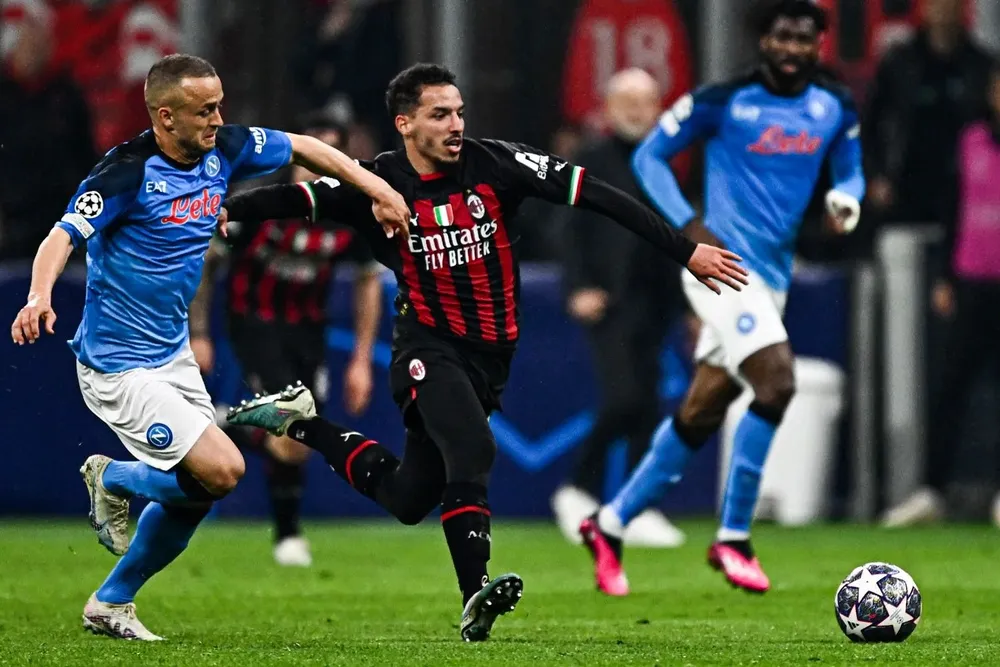 Ismael Bennacer marcado por Stanislav Lobotka