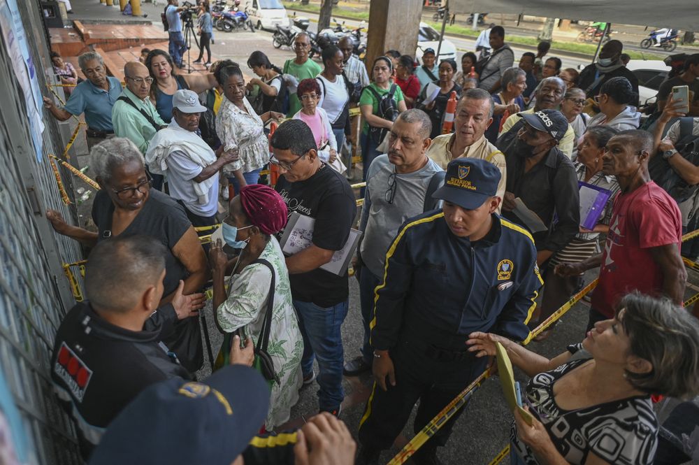 En la ciudad de Cali, interminables filas a las puertas de los dispensarios de medicinas se volvieron parte del paisaje cotidiano de Colombia.
