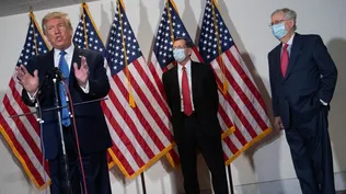 Donald Trump junto a Mitch McConnell y John Barrasso.
