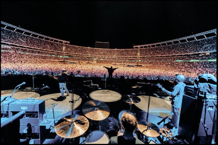 Poner la vida en las manos de una banda de rock: cinco miradas al épico y estruendoso paso de Oasis por Latinoamérica