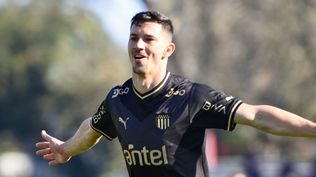 Maximiliano Silvera celebra el 1-0 transitorio de Peñarol ante River Plate
