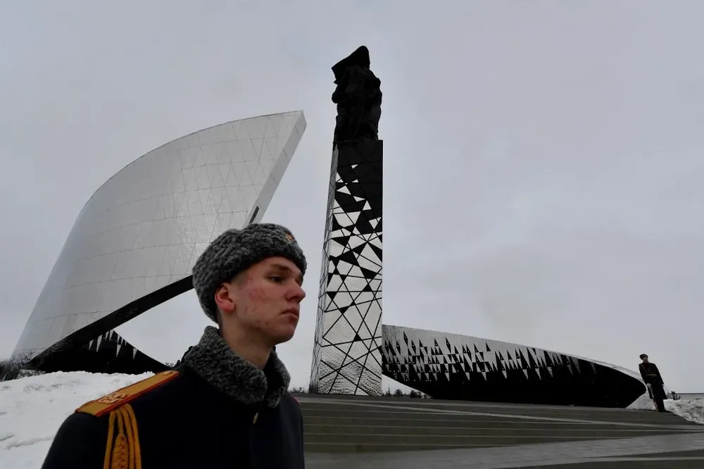 Un soldado monta guardia de honor frente al monumento erigido en memoria de las víctimas civiles del sitio de Leningrado.