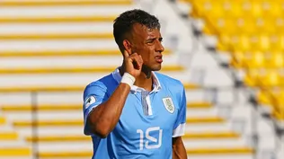 Luciano Rodríguez festeja un gol para la selección de Uruguay