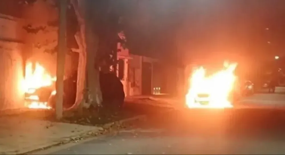 Terror en Rosario: prendieron fuego 13 autos y dejaron nuevas amenazas contra Patricia Bullrich y Pullaro