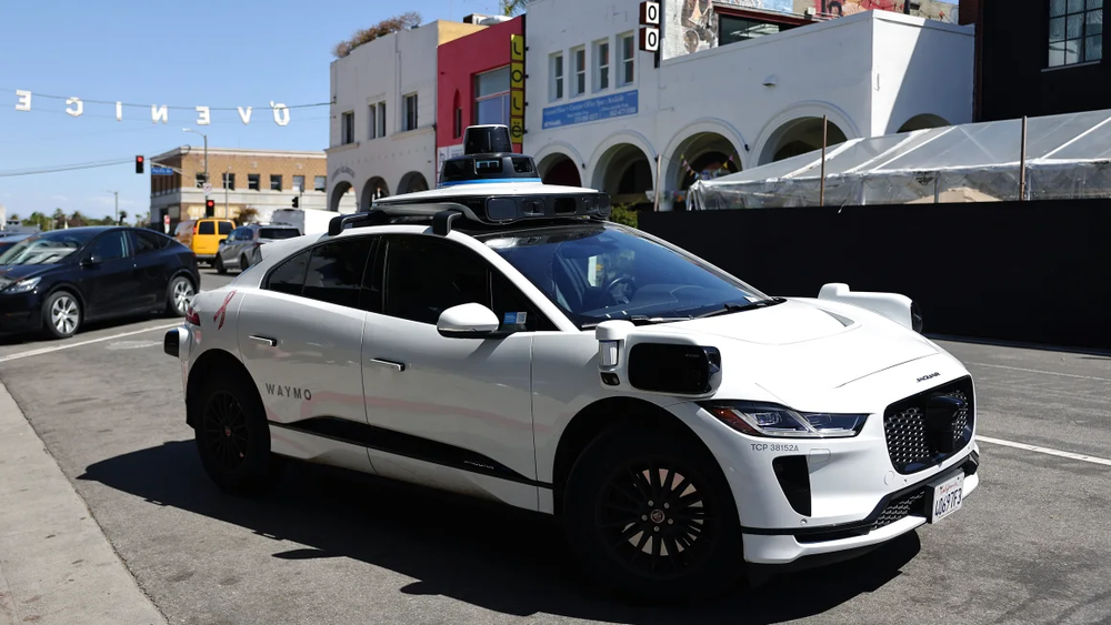 Waymo retiró más de 672 autos sin conductor tras accidente