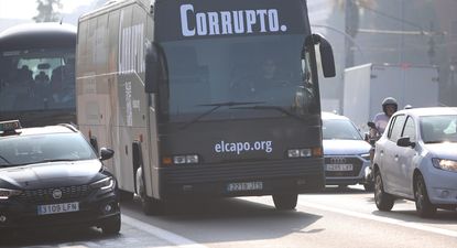 Un autocar con mensajes contra el presidente del Gobierno, Pedro Sánchez. EUROPA PRESS
