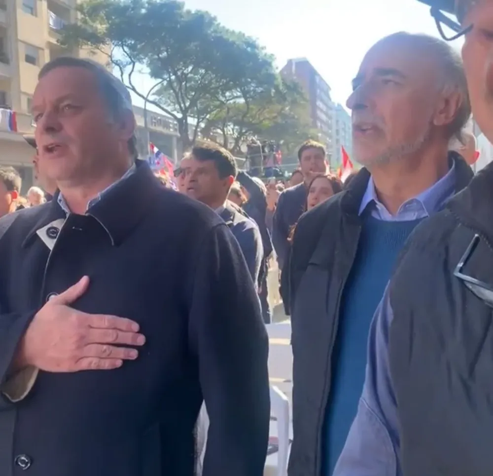 Álvaro Delgado y Pablo Mieres en acto del PIT-CNT por el Día de los Trabajadores