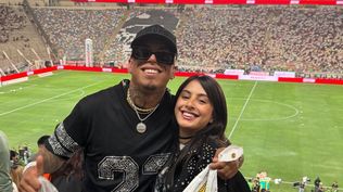 Jona Suárez y Luana en la trbuna del Estadio Monumental U