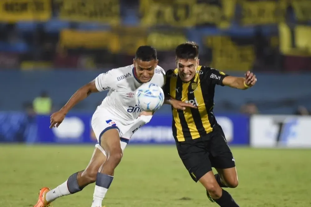 Lucas Morales y Brian Mansilla en el último clásico de verano