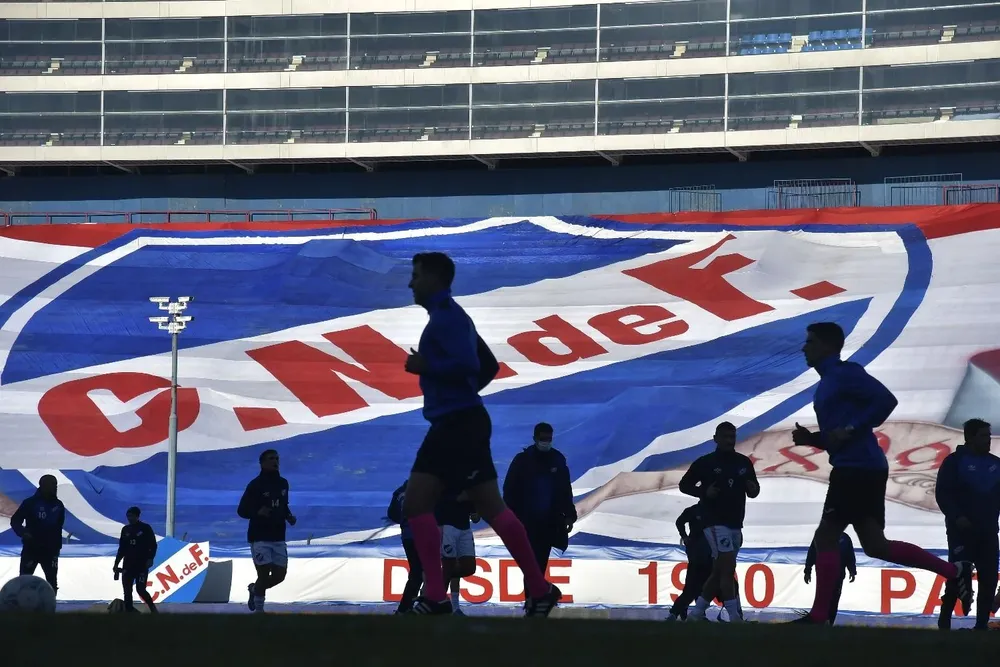 Bandera gigante con el escudo del Club Nacional de Football