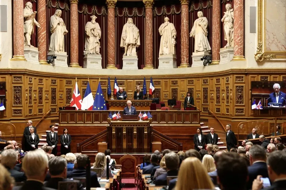El rey británico habló en el Senado francés y abogó por una alianza para combatir el cambio climático.