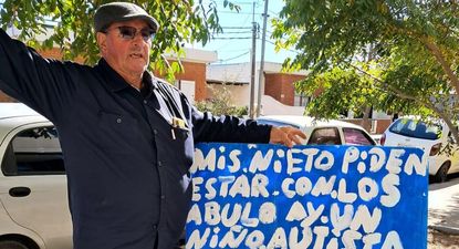 Abuelo encadenado frente al Centro de Justicia de Maldonado reclamando por la tenencia de sus dos nietos