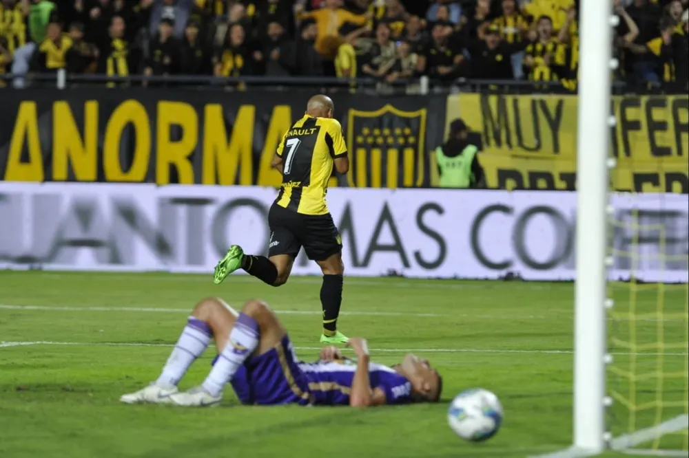 El Pato Sánchez celebra el 1-0 ante Fénix