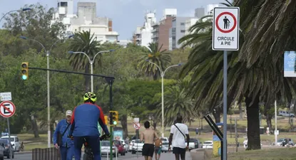 Personas pasan en bicicleta por la Rambla
