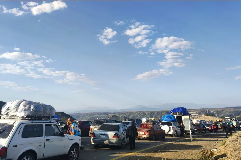 Los habitantes armenios huyen de Nagorno-Karabaj ante el peligro de una limpieza ´étnica por parte de Azerbaiyán