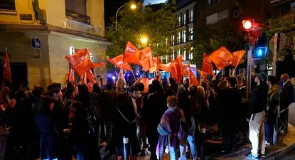 Grupo de simpatizantes socialistas en la sede del PSOE de la calle Ferraz en Madrid