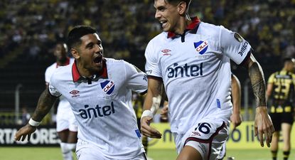 Alexis Castro y Antonio Galeano en un partido de Copa Libertadores
