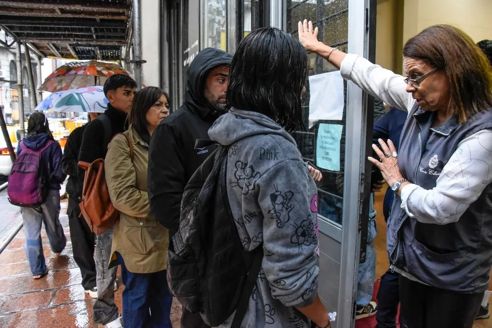 Este lunes se registraron largas filas para ingresar a la Corte Electoral